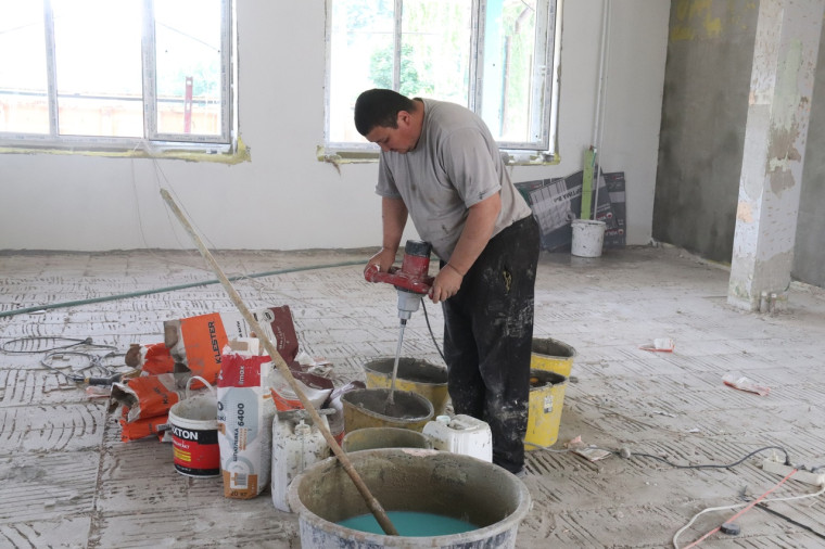 Контроль капитальных ремонтных работ в учебных заведениях региона министром образования области С. Трусенёвой.